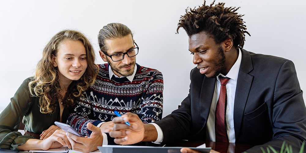Realtor outlining a home using Proptech to potential homebuyers.