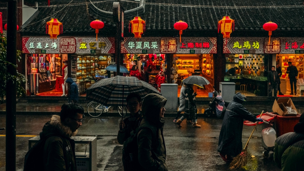 people at a outdoor market in china representing recession