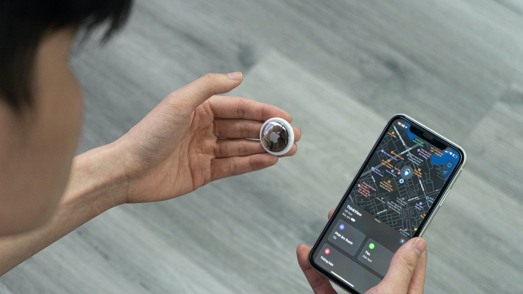 person using apple airtag tracking