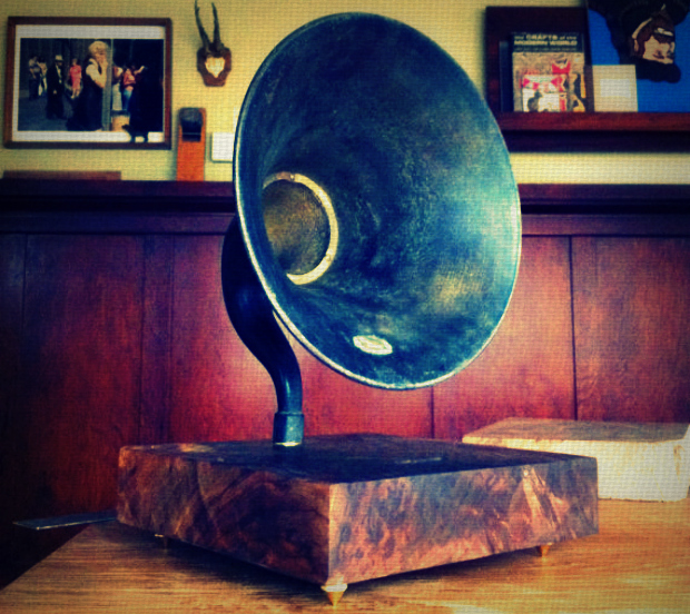 gramophone-iphone-speaker