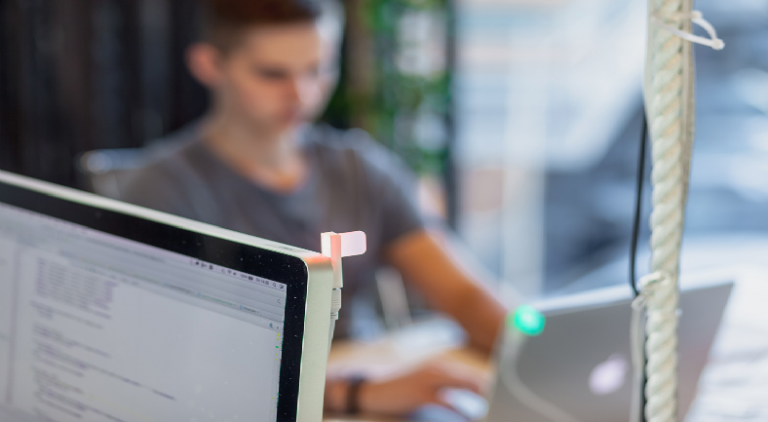 Show your availability with this USB light indicator on your desk