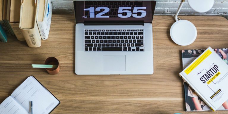 desk-laptop-freelancer