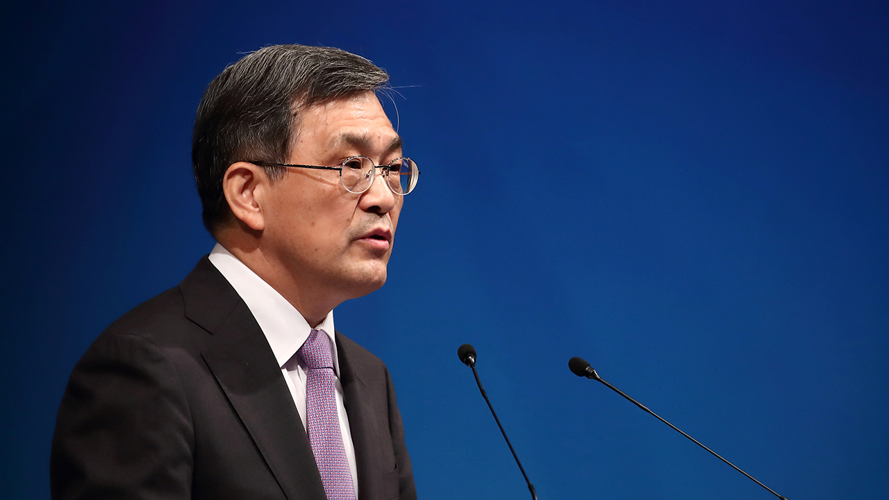 Kwon Oh-Hyun, chief executive officer of Samsung Electronics Co., speaks during the companyÕs extraordinary general meeting of shareholders at the Seocho office building in Seoul, South Korea kwon