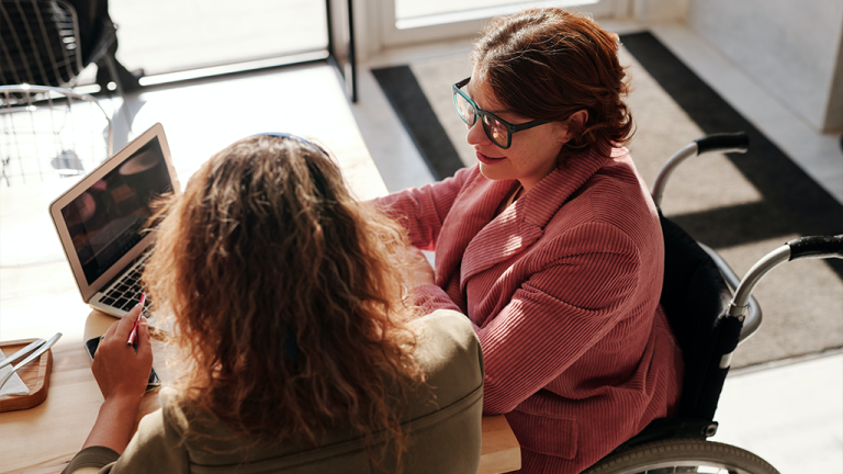 Enhancing performance reviews with AI